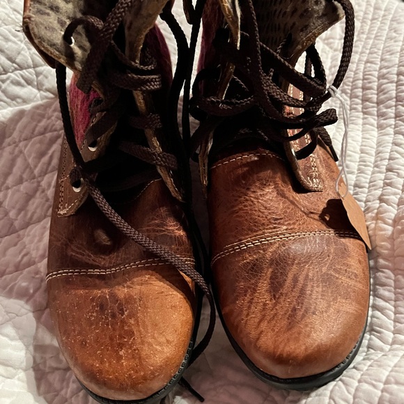 Makario’s boots - Picture 2 of 4